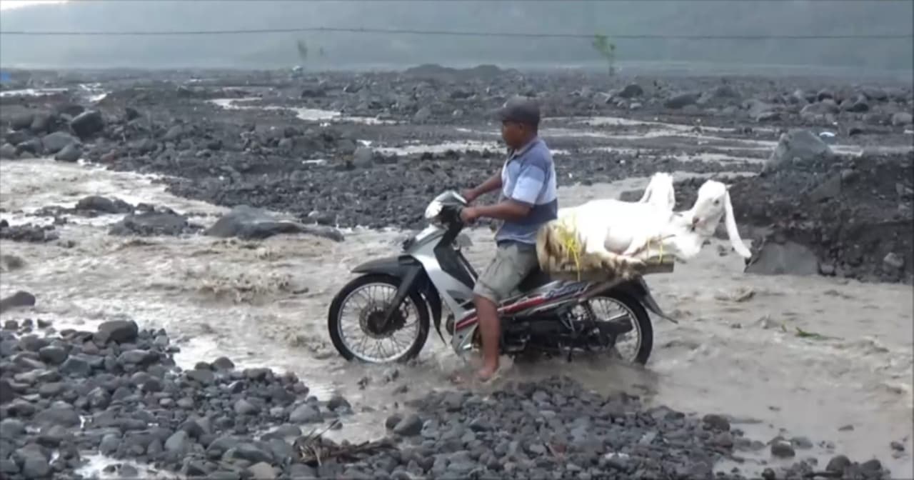 Nekat Seberangi Aliran Lahar Semeru, Warga Desa Jugosari Terpaksa Bertaruh Nyawa