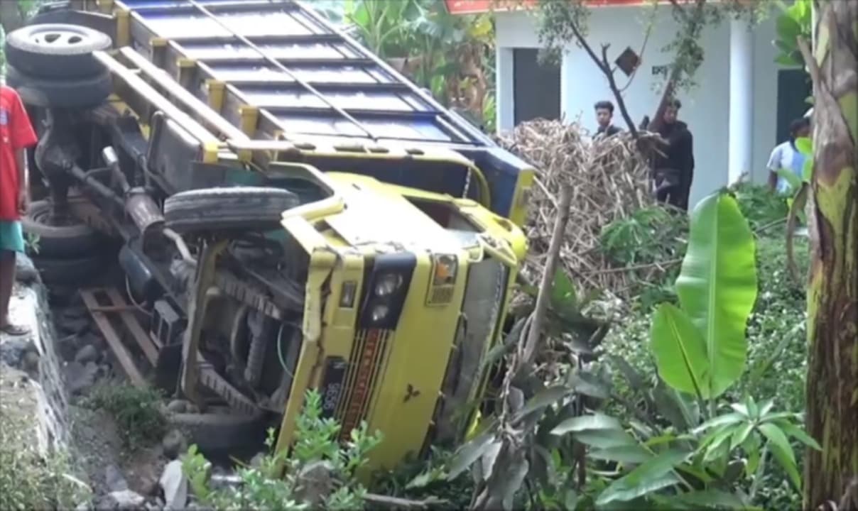 Kecelakaan Beruntun di Jatiroto: Sopir Truk Tewas, Beberapa Penumpang Terluka