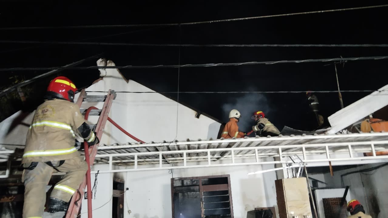 Ditinggal Jemput Anak, Rumah di Lebak Arum Ludes Terbakar