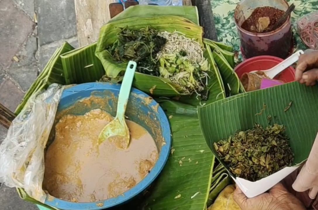 Semanggi Gresik Ponati: Kuliner Langka yang Buat Pembeli Rela Antri