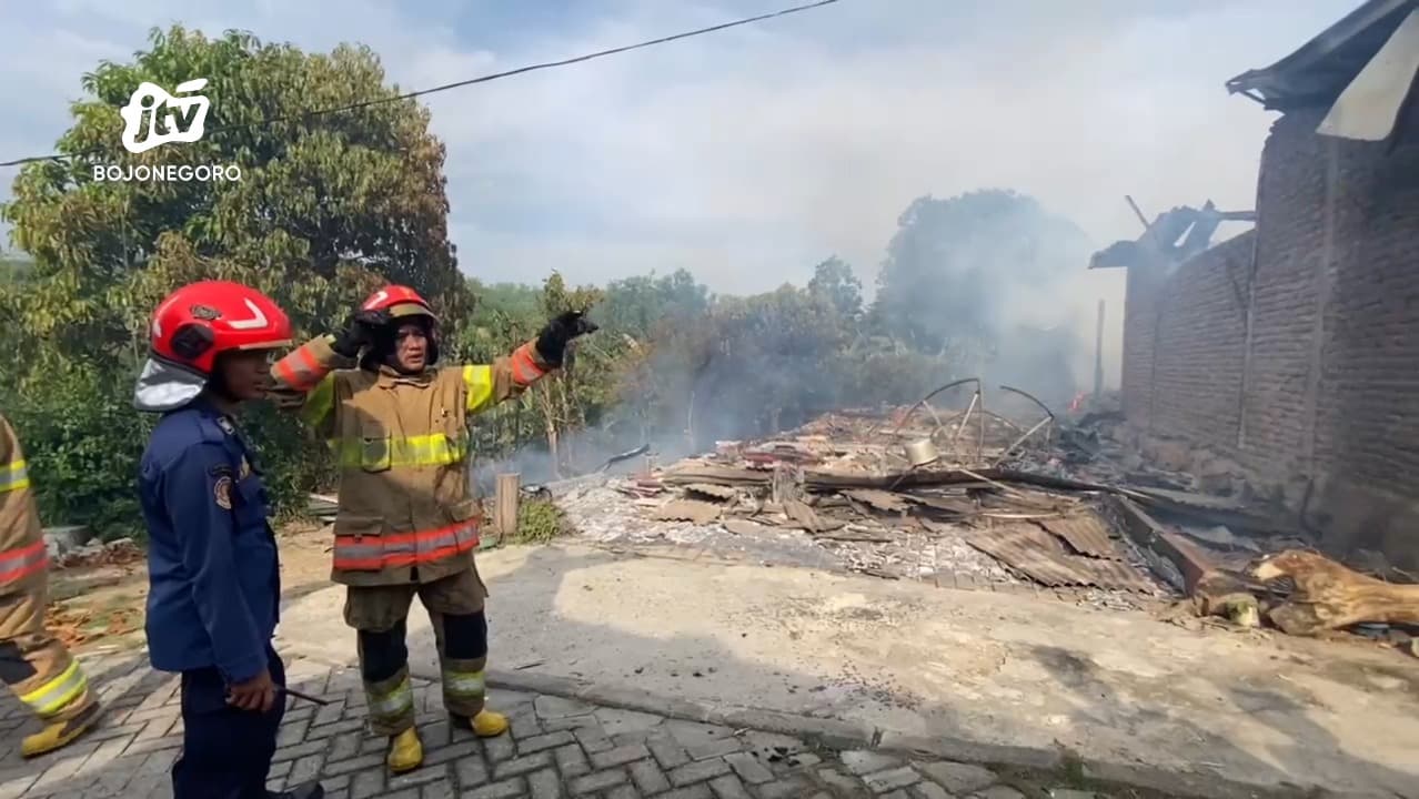 Korsleting Listrik, Dua Rumah Warga Bojonegoro Ludes Terbakar