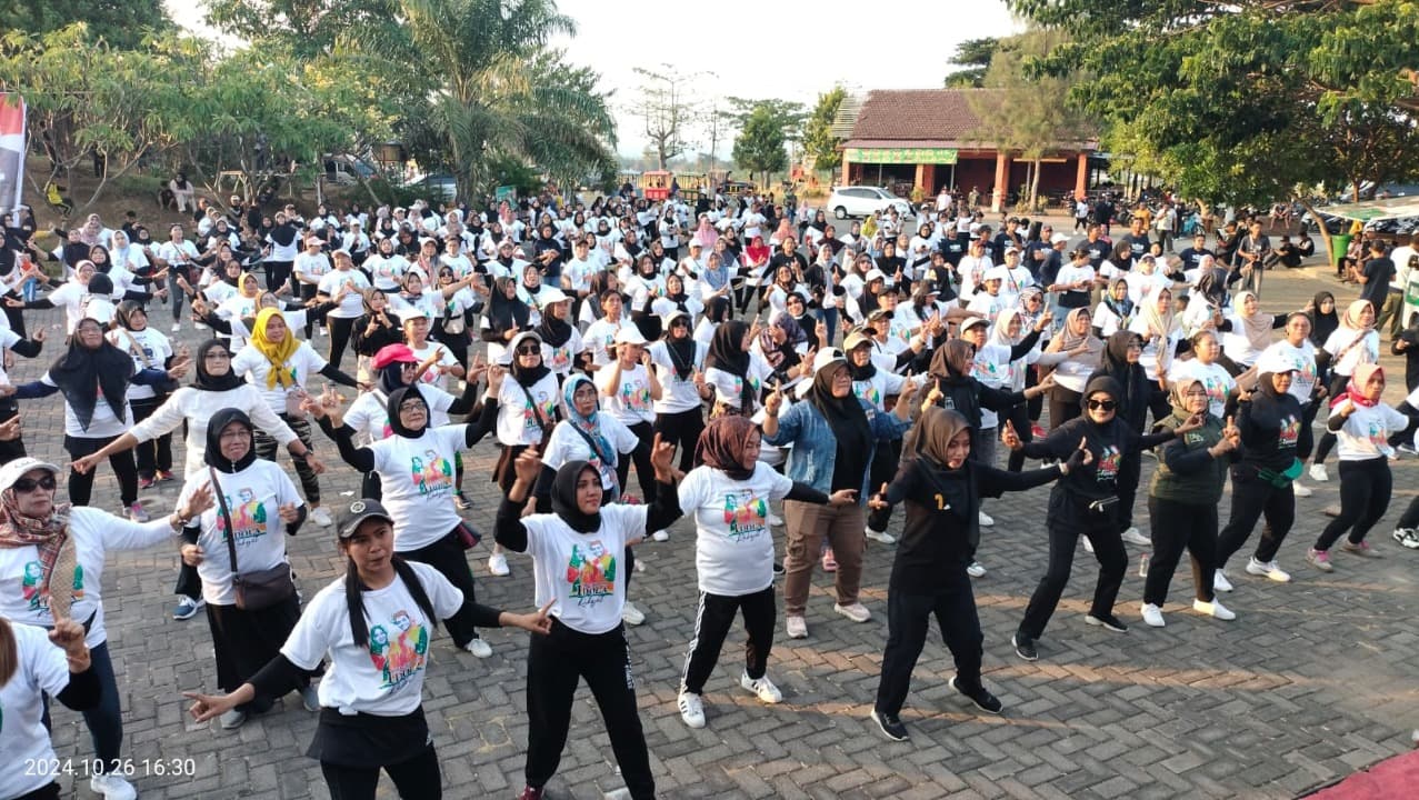 Dukung Paslon Idola Rakyat, Emak-emak di Pungging Senam Bersama Ikfina-Gus Dulloh