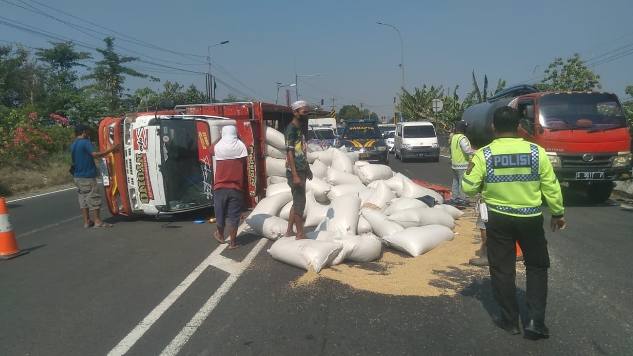 Pecah Ban, Truk Bermuatan Padi Terguling di Exit Tol Gedeg Mojokerto