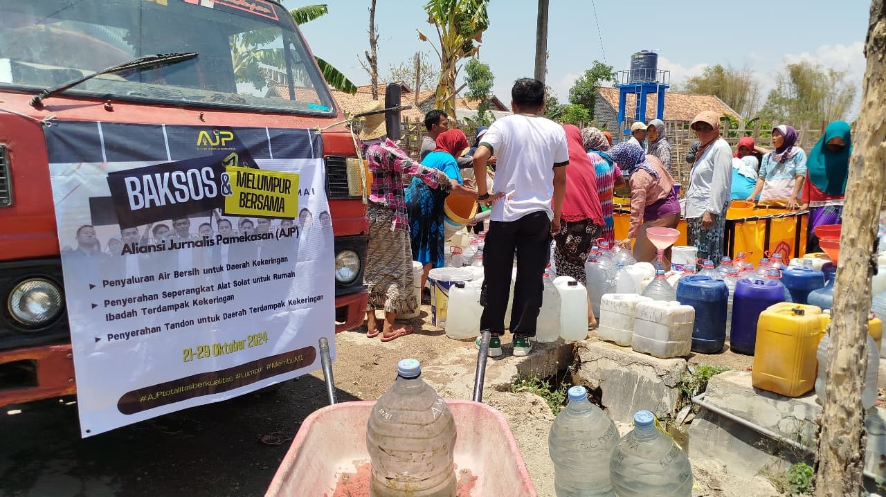 Dilanda Kekeringan, Warga Pamekasan Serbu Bantuan Air Bersih dari AJP