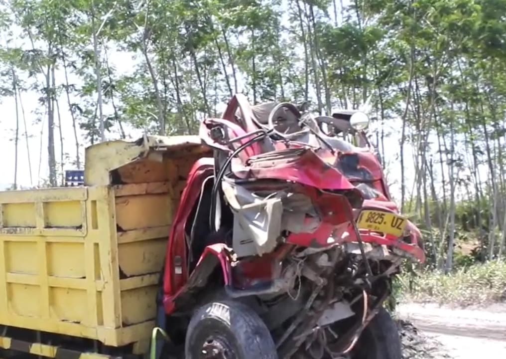 Truk Angkut Pasir Terjun ke Jurang di Lumajang, Sopir Tewas Terjepit