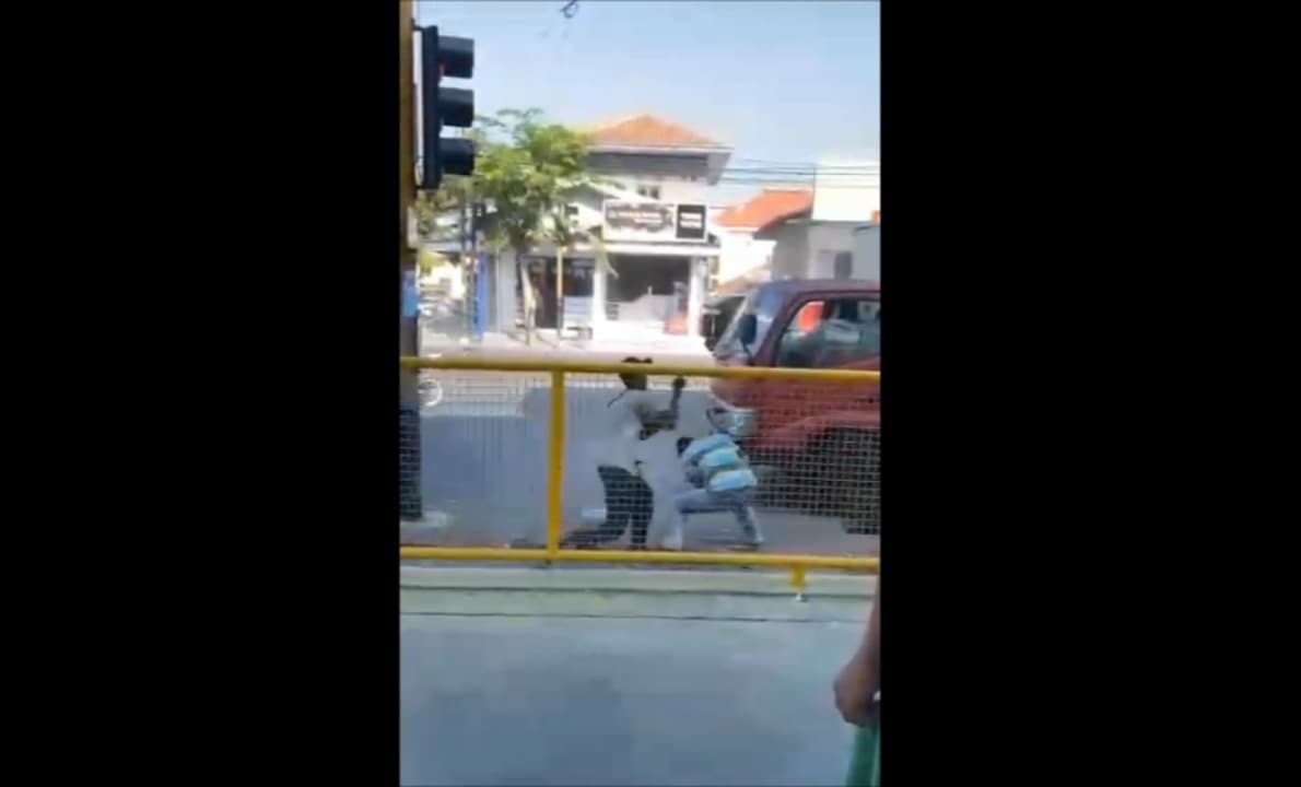 Viral, Dua Pria Adu Jotos di Jalan Pamekasan hingga Ganggu Lalu Lintas