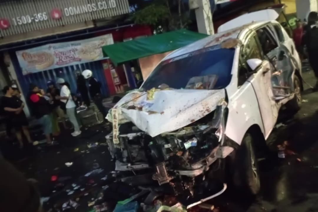 Mobil Innova Tabrak Jazz dan Warung di Kedung Doro, 2 Orang Tewas