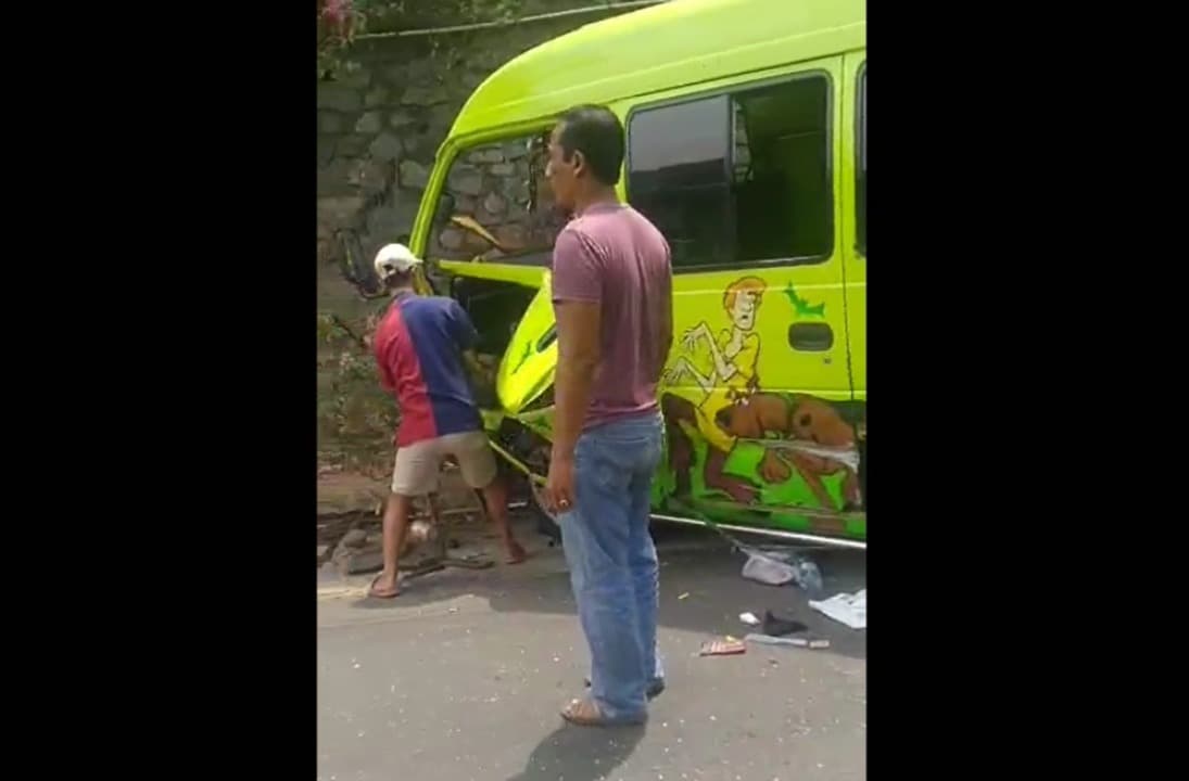 Minibus Elf Berisi Rombongan Siswi SMK Antartika Alami Kecelakaan di Jalan Trawas-Prigen