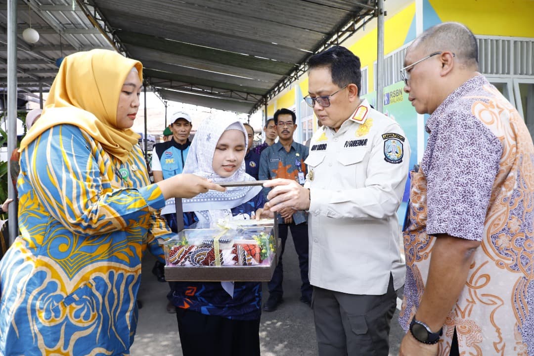 Pj Gubernur Jatim Salurkan Bantuan Sosial Bagi PPKS di Kota Malang