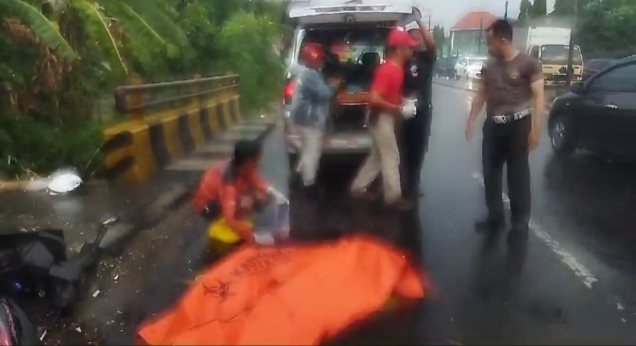 Jatuh saat Salip Truk, Kakak-Adik di Mojokerto Terlindas Truk, Kakak Tewas