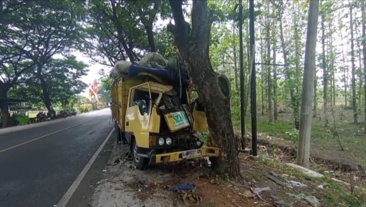 Sopir Mengantuk, Truk Bermuatan Barang Bekas Tabrak Pohon di Nganjuk