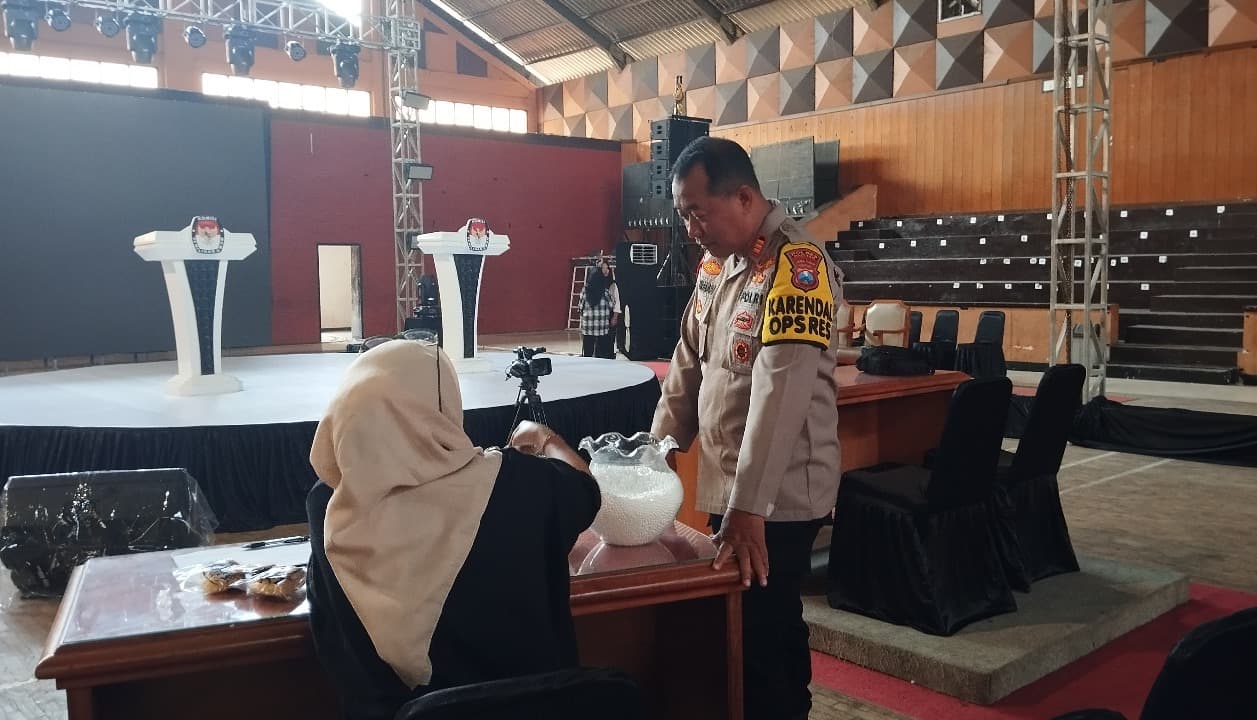 Pastikan Debat Publik Berjalan Lancar, Polres Pacitan Lakukan Pengecekan Berkala