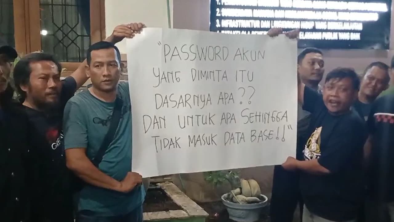 Tenaga PTT Probolinggo Protes Pencoretan Data Honorer di Depan Kantor DPRD