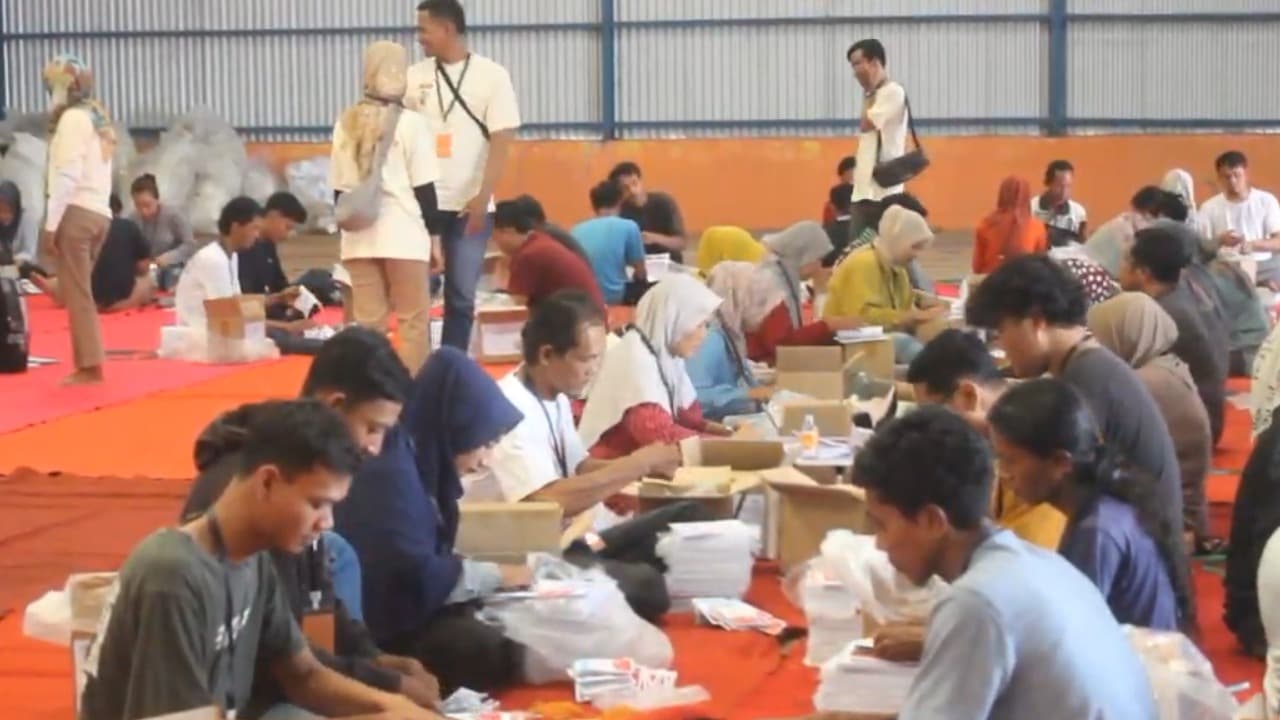 Warga Pacitan Raup Rezeki Melalui Pelipatan dan Sortir Surat Suara