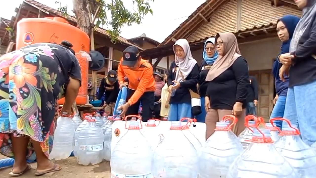 KAUJE Dropping Air Bersih ke Warga Terdampak Kekeringan di Trenggalek