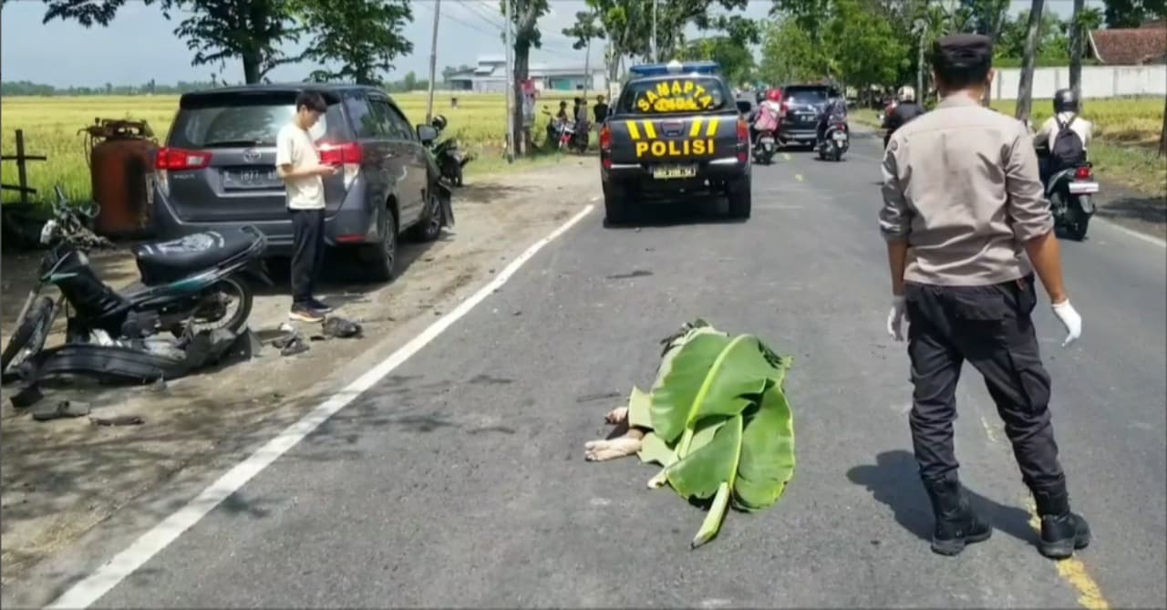 Gagal Menyalip, Pemotor di Ngawi Tewas Setelah Tabrak Mobil