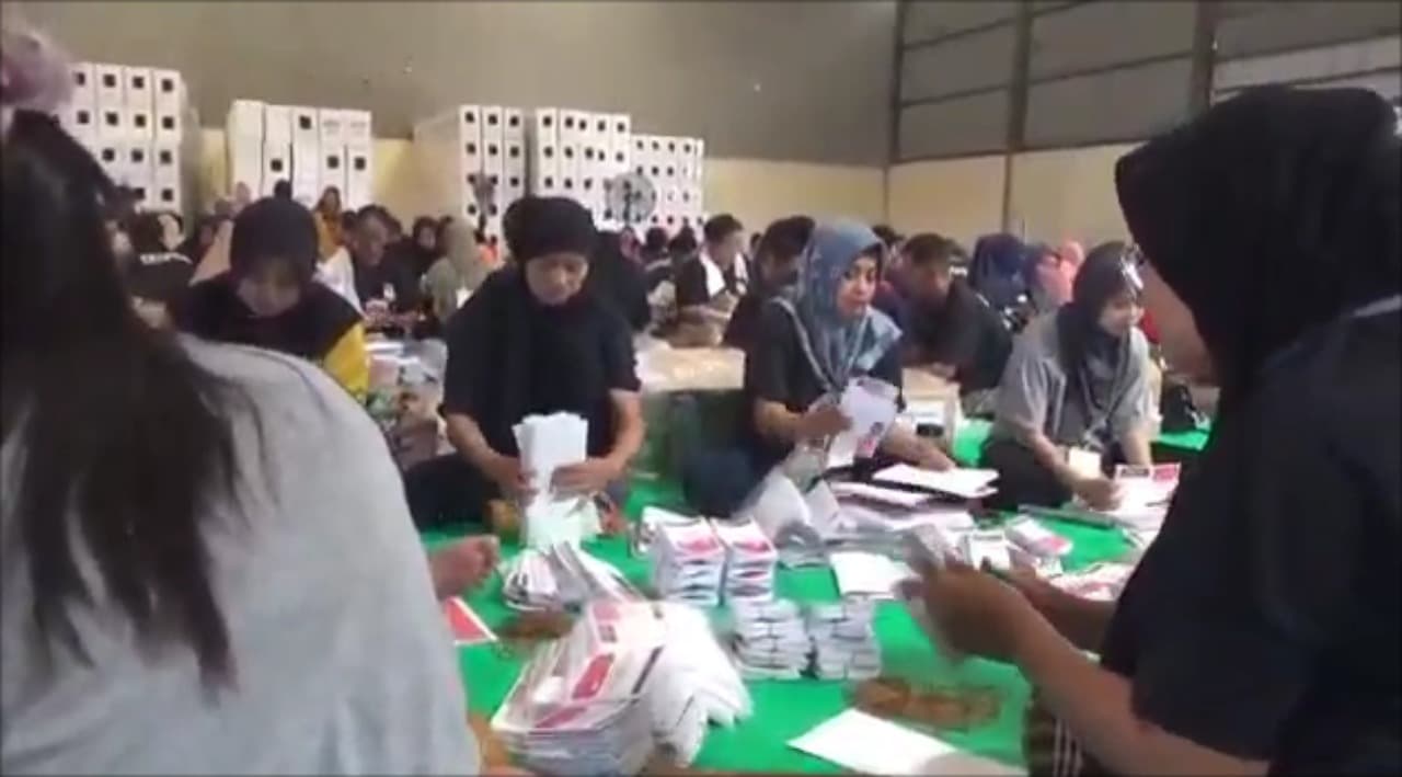 Pelipatan Kertas Suara Pilgub, Ratusan Pelipat di Malang Kejar Setoran