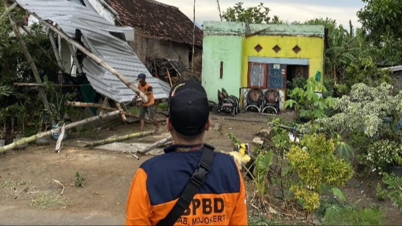 Angin Kencang Terjang Kecamatan Jetis Mojokerto, 8 Rumah Rusak