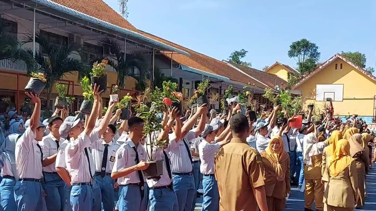 Peringati Hari Cinta Puspa dan Satwa Nasional, Pelajar SMKN 1 Sukorejo Pasuruan Tanam Ribuan Bunga