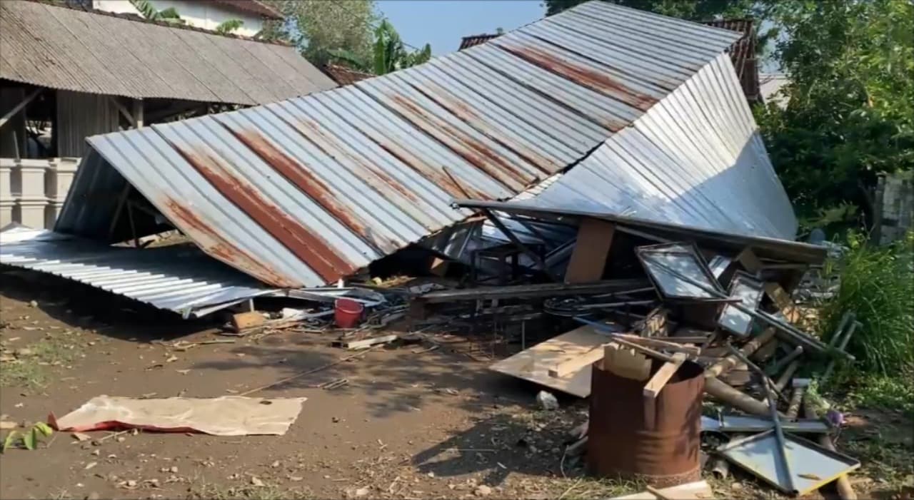 Puting Beliung Terjang Tiga Desa di Tuban, 99 Rumah Rusak Parah