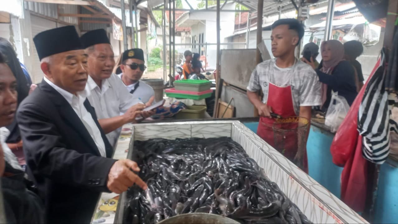 Dagangan Diborong Kyai Asep, Pedagang Pasar Pugeran Kompak Pilih Paslon Mubarok