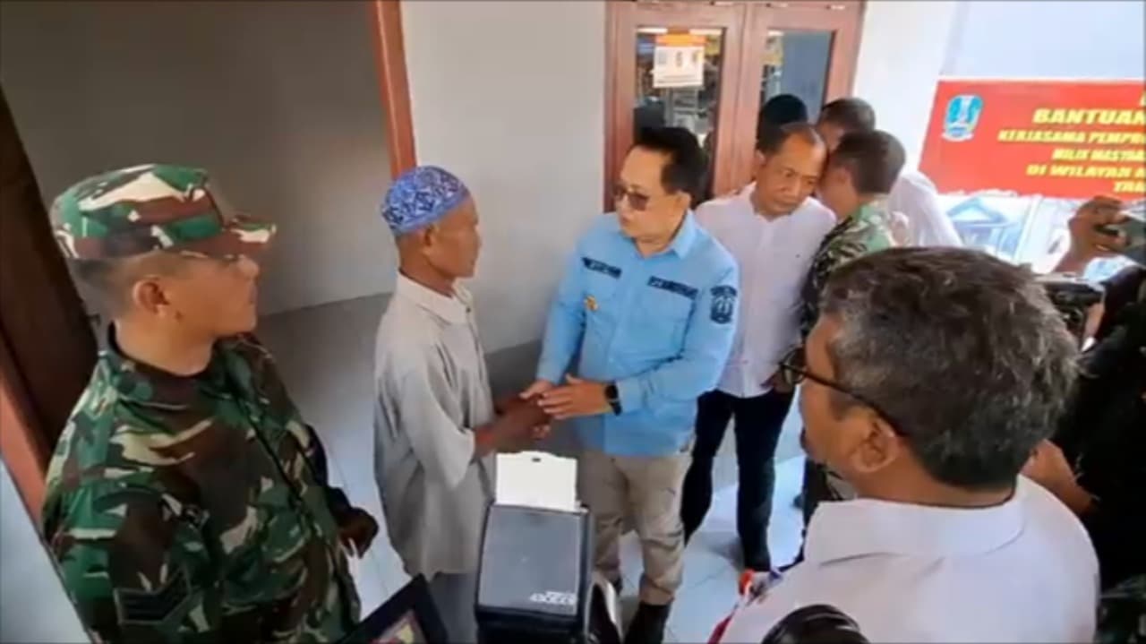 Pj Gubernur Jatim Tinjau Program Rutilahu di Kediri: Pastikan Rumah Layak Huni untuk Warga