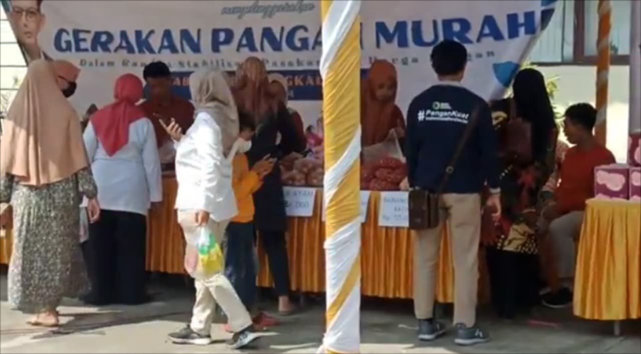 Lebih Murah dari Harga Pasar, Warga Antusias Borong Telur di Pasar Murah Bangkalan