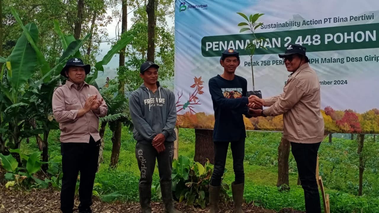 Dukung Zero Emisi, Bina Pertiwi Bersama Perhutani Tanam 2.448 Pohon di Lereng Arjuno