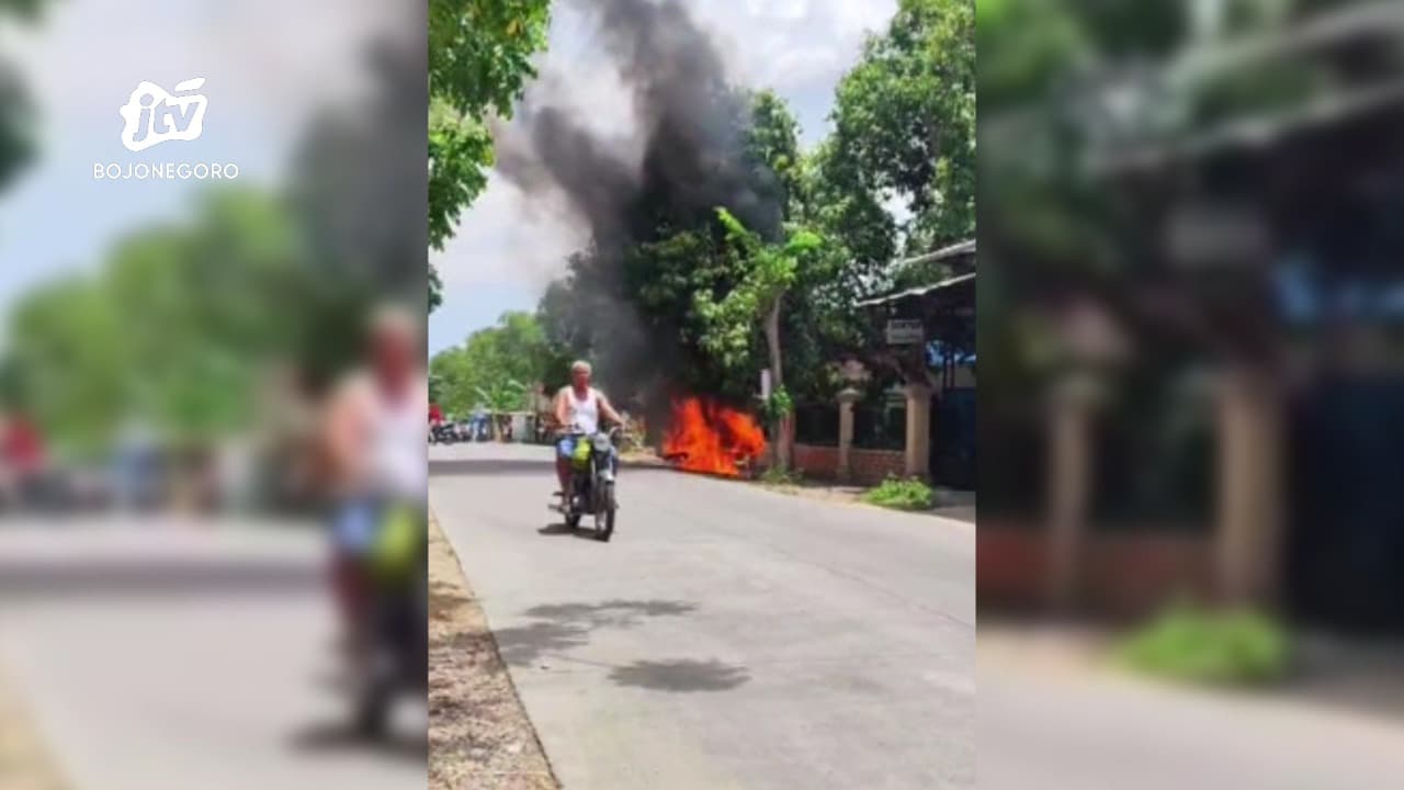 Korsleting Kelistrikan, Sebuah Motor di Bojonegoro Terbakar Hebat