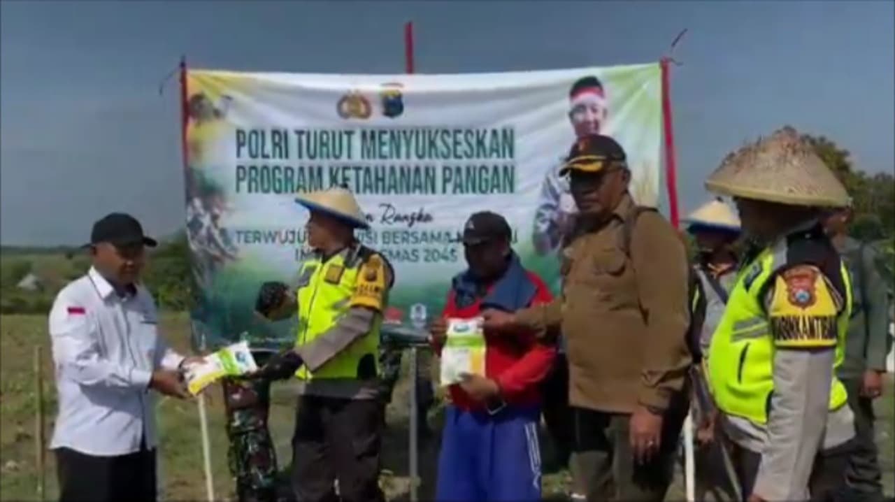 Polsek Kedungadem Tanam Bibit Jagung Bersama Warga untuk Dukung Ketahanan Pangan