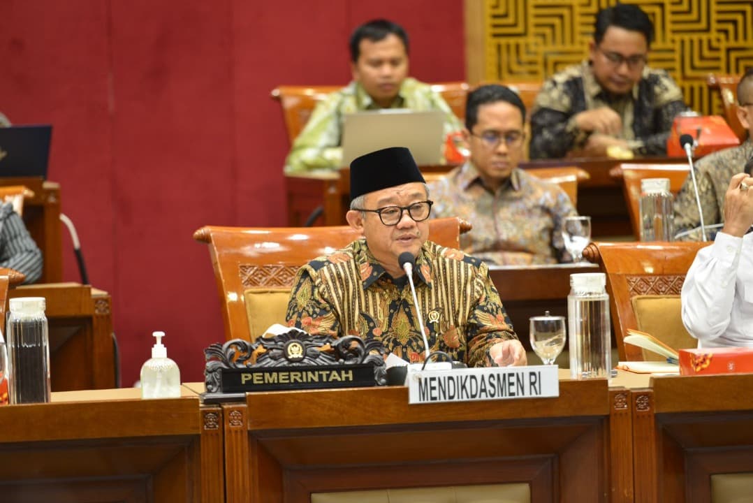 Rapat Kerja Perdana dengan DPR RI, Mendikdasmen Sampaikan 6 Program Prioritas Pendidikan