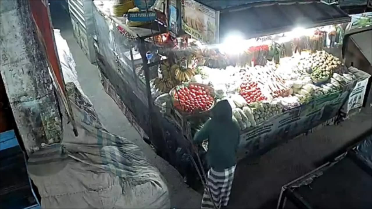 Terekam CCTV, Maling Bobol Lapak Sayur hingga Rawon di Pasar Tanjung Jember