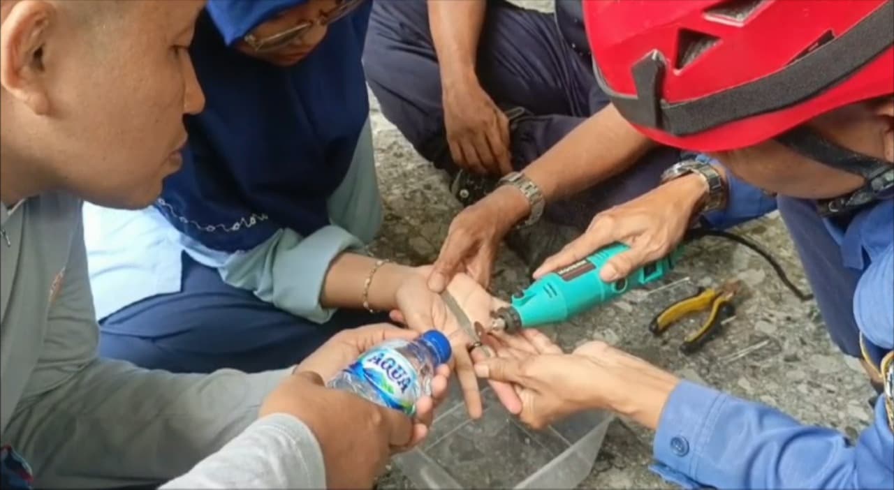 Jari Santri Bengkak Tersangkut Cincin, Damkar Tuban Turun Tangan untuk Evakuasi