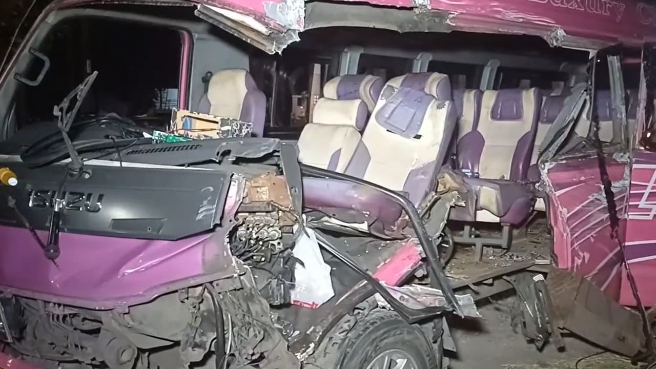 Hilang Kendali, Minibus Tabrak Truk Tronton Parkir di Ngawi, Satu Penumpang Tewas