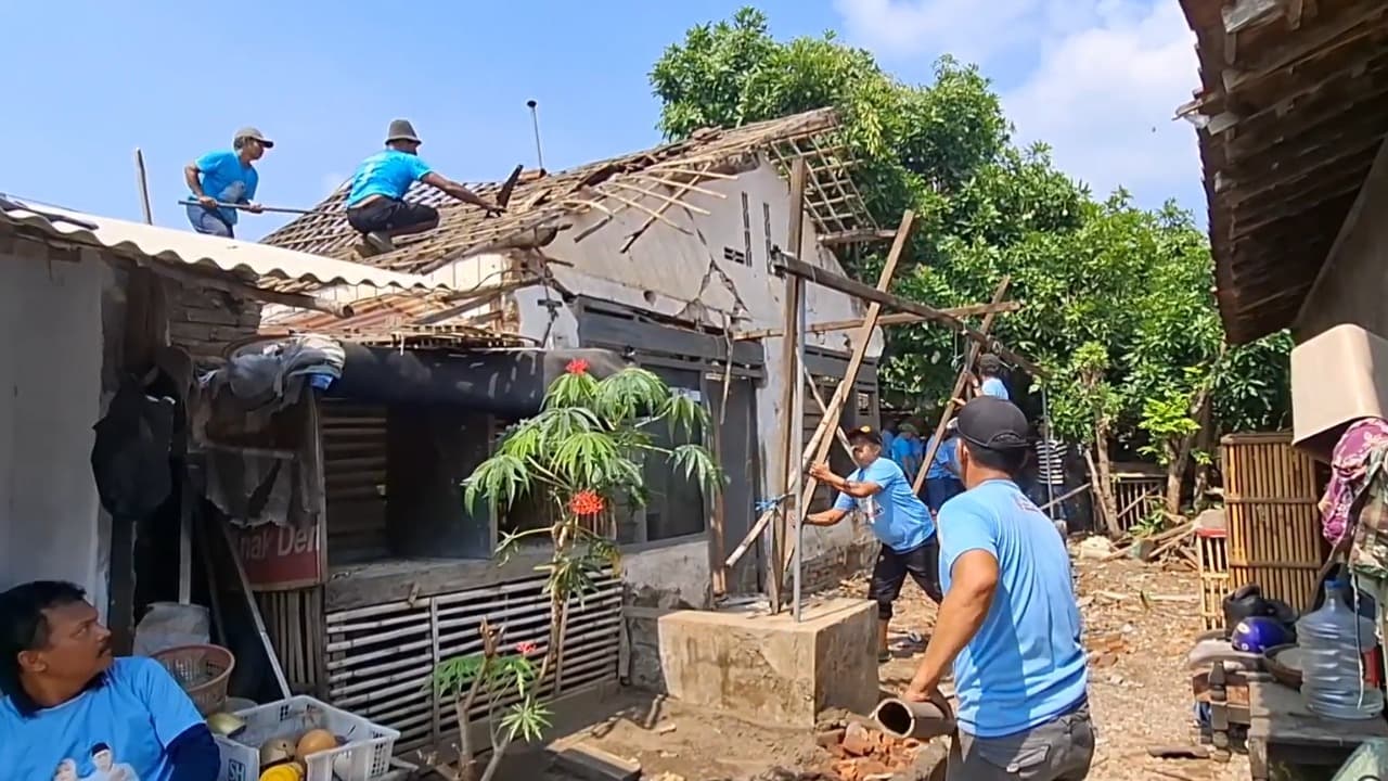 Calon Walikota Kediri Vinanda Prameswati Bersama Relawan, Bedah Rumah Kakek Rohman yang Nyaris Ambruk