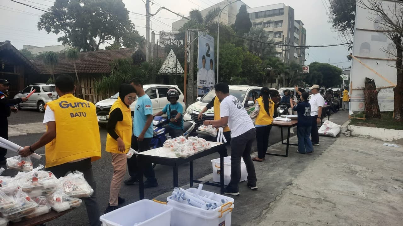 Jelang Debat, Paslon Firhando Gumelar-Haji Rudi Berbagi di Jumat Berkah