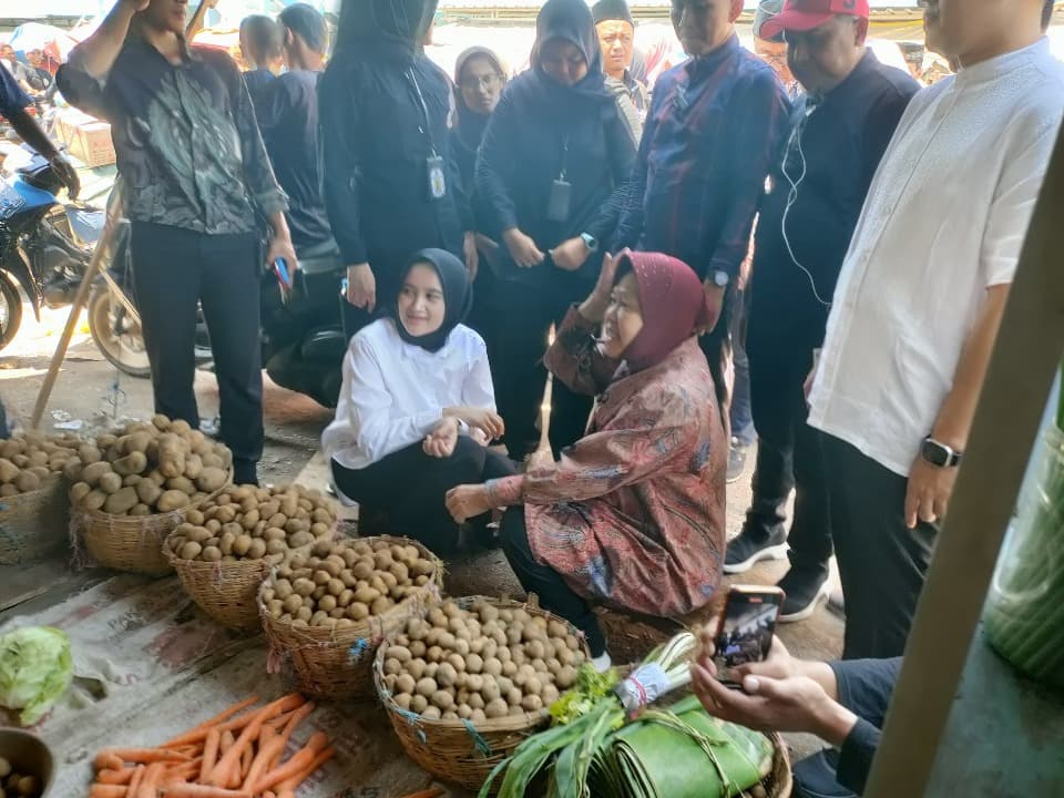 Kunjungi Pelabuhan di Pasuruan, Risma Janji Tingkatkan Ekonomi Nelayan