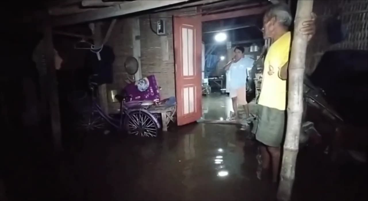Puluhan Rumah di Nganjuk Terendam Banjir Akibat Drainase Tersumbat Material Proyek Pabrik