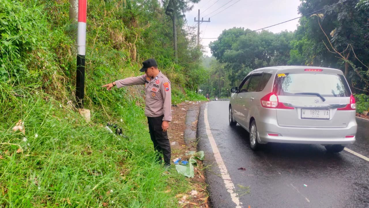 Pasutri Boncengan Motor Tabrak Tiang Listrik di Pacet Mojokerto, Istri Tewas