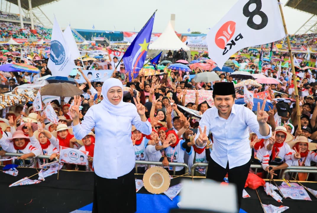 Meski Diguyur Hujan, 50 Ribu Massa Antusias Ikuti Kampanye Khofifah-Emil di Jember