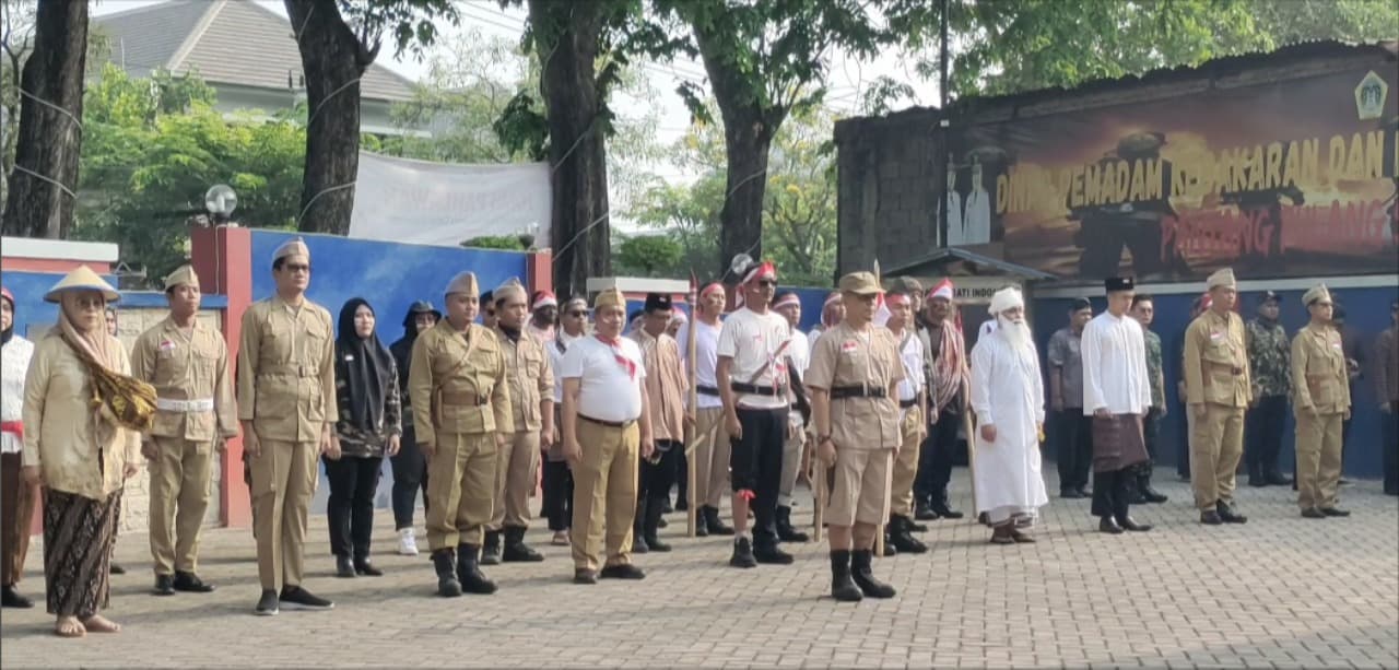 Dinas Pemadam Kebakaran Gresik Gelar Upacara Berkostum Pahlawan