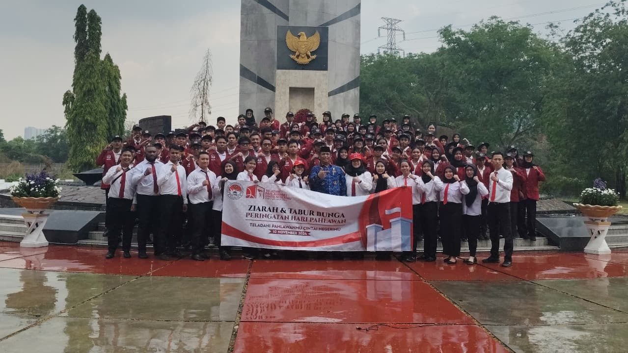 AMN Surabaya Gelar Upacara dan Ziarah di TMP 10 Nopember untuk Peringati Hari Pahlawan