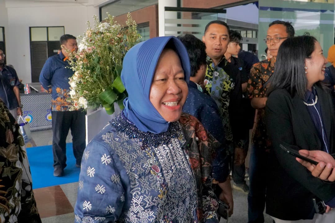 Punya Dedikasi Tinggi untuk Surabaya, Risma dan Eri Cahyadi Terima Penghargaan dari ITS