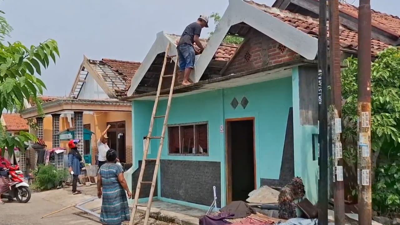 Warga Gotong Royong Perbaiki Rumah Rusak Akibat Angin Kencang di Kota Kediri