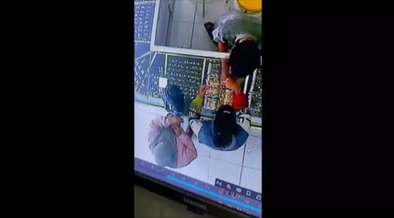 Terekam CCTV! Emak-Emak Curi Gelang Emas Rp 15 Juta di Toko Malang