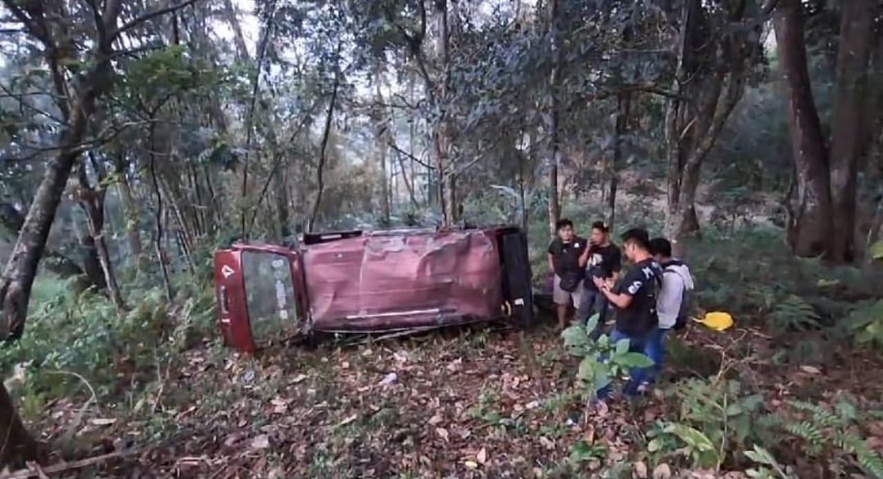 Rem Blong, Mobil Rombongan Takziyah Tabrak Brio di Pacet Mojokerto