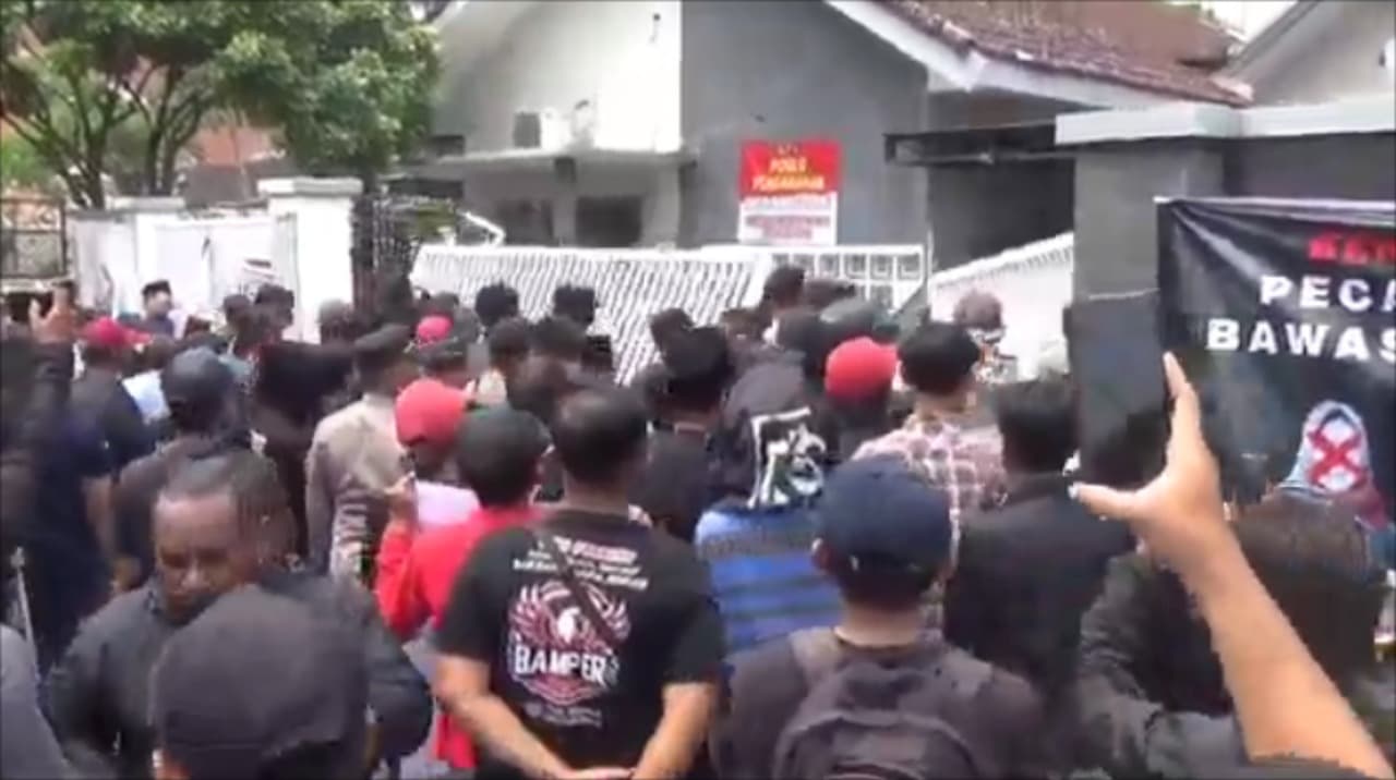 Desak Bawaslu Jember Bertindak Tegas, Massa AMP2L Geruduk Kantor hingga Robohkan Gerbang