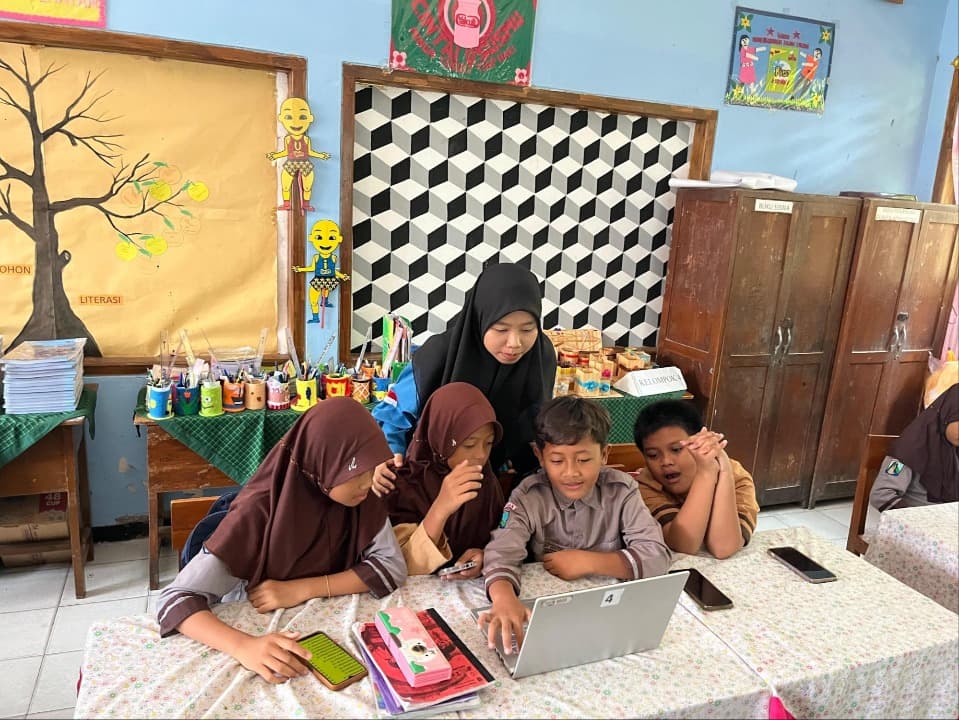 Ajak Melek Digitalisasi, Mahasiswa Kampus Mengajar Kenalkan Inovasi Belajar Berbasis Teknologi di SDN Sidomulyo 1 Tuban