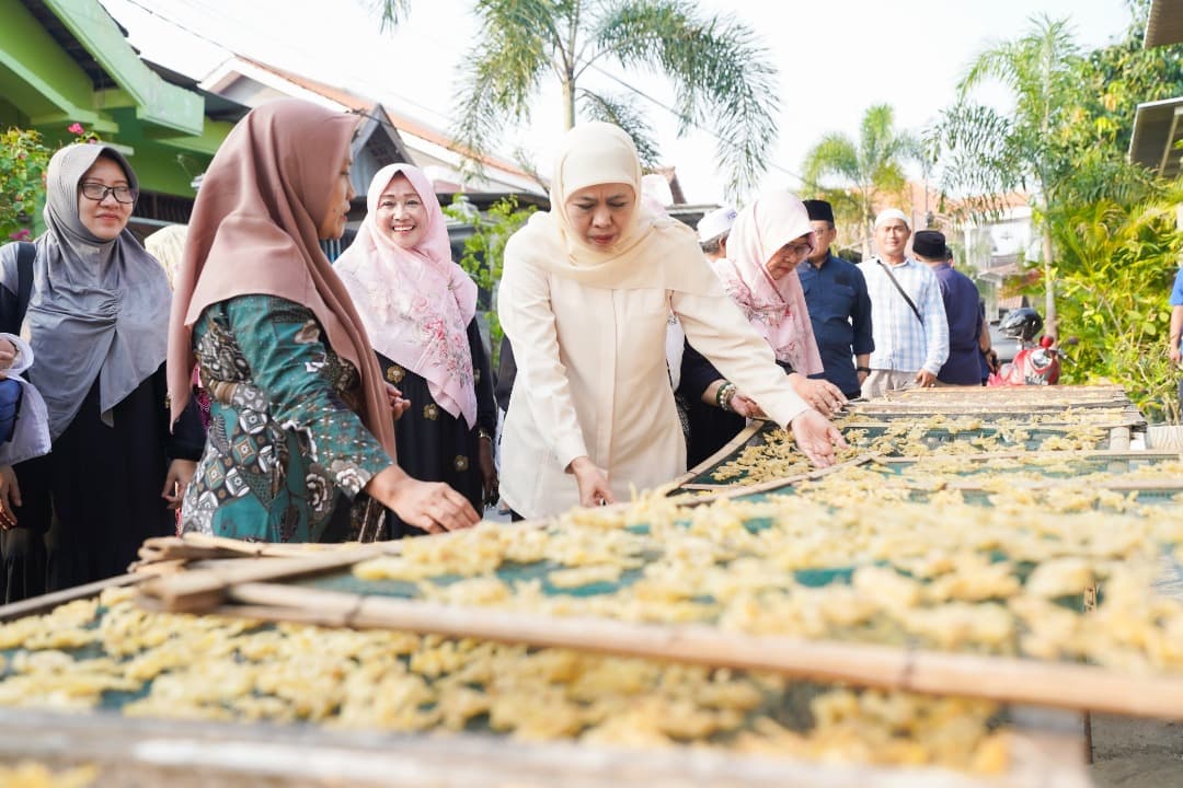 Khofifah Siap Fasilitasi Sertifikasi Halal Produk Kripik Olahan Ayam di Gresik