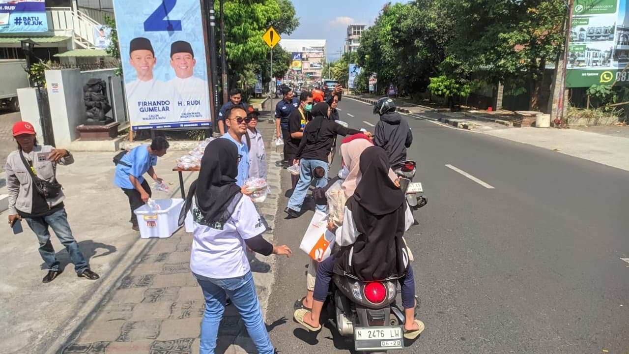 Jumat Berkah, Tim Paslon Firhando Gumelar-H Rudi Bagikan Ribuan Makanan